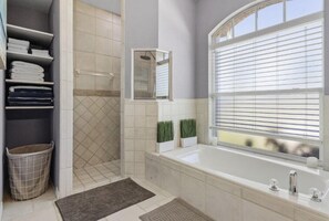 Bathtub, hair dryer, towels, toilet paper - LOCATION!! Modern waterfront home;1-block to FishermanVillage; HEATED SALT POOL (Punta Gorda)