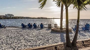 Chaises longues, serviettes de plage