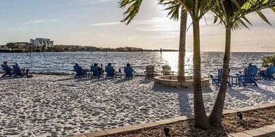 Casa de la piscina de agua salada frente al mar recientemente actualizada; A 1 cuadra del pueblo de pescadores.