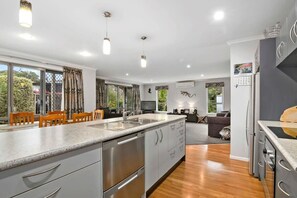 Réfrigérateur, four à micro-ondes, un four, surface de cuisson