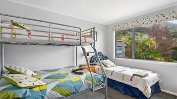 3 slaapkamers, een strijkplank/strijkijzer, beddengoed