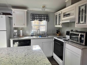 Fridge, microwave, oven, stovetop - RECENTLY UPDATED Lake Texoma Private Acreage! Sleeps 8. Pet Friendly. 3 acres. (Kingston)