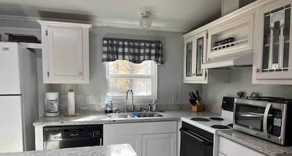 RECENTLY UPDATED Lake Texoma Private Acreage! Sleeps 8. Pet Friendly. 3 acres.