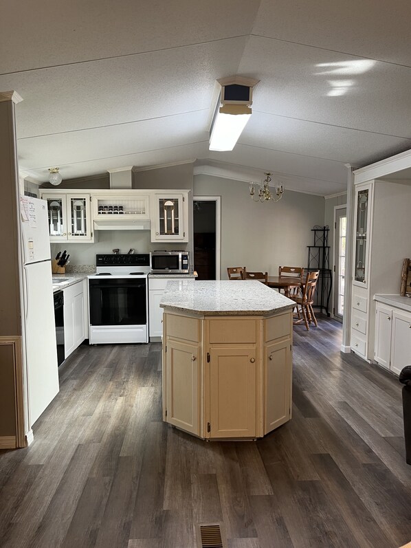 Fridge, microwave, oven, stovetop - RECENTLY UPDATED Lake Texoma Private Acreage! Sleeps 8. Pet Friendly. 3 acres. (Kingston)