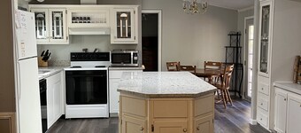 RECENTLY UPDATED Lake Texoma Private Acreage! Sleeps 8. Pet Friendly. 3 acres.