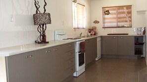 Fridge, microwave, oven, stovetop - Driftwood Beach Holiday House -Coochiemudlo Island (Coochiemudlo Island)