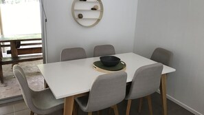 Dining - Driftwood Beach Holiday House -Coochiemudlo Island (Coochiemudlo Island)