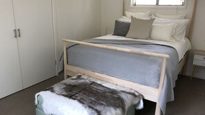 2 bedrooms, iron/ironing board, bed sheets - Driftwood Beach Holiday House -Coochiemudlo Island (Coochiemudlo Island)