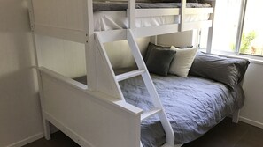 2 عدّة غرف نوم ومكواة/لوح كي وملاءات أسرّة