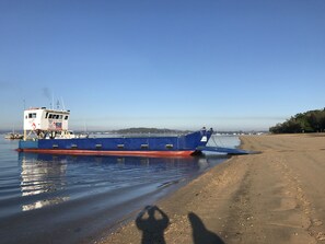 Una spiaggia nelle vicinanze