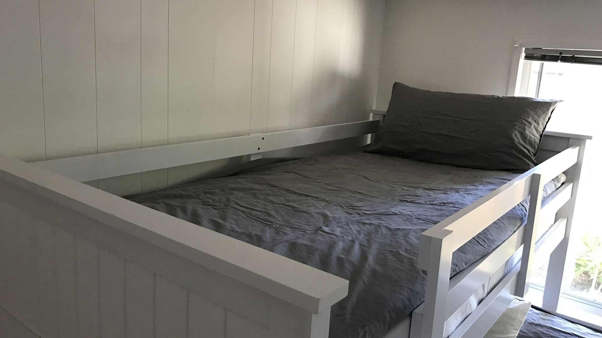 2 habitaciones, tabla de planchar con plancha y ropa de cama 