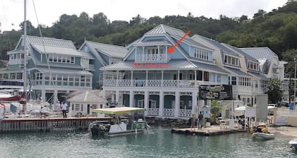 Gorgeous Waterfront Apartment with free access to Zoetry Hotel, Marigot Bay
