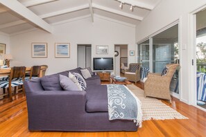 Smart TV, DVD player, books - Beautiful home in a great location (Point Lookout)