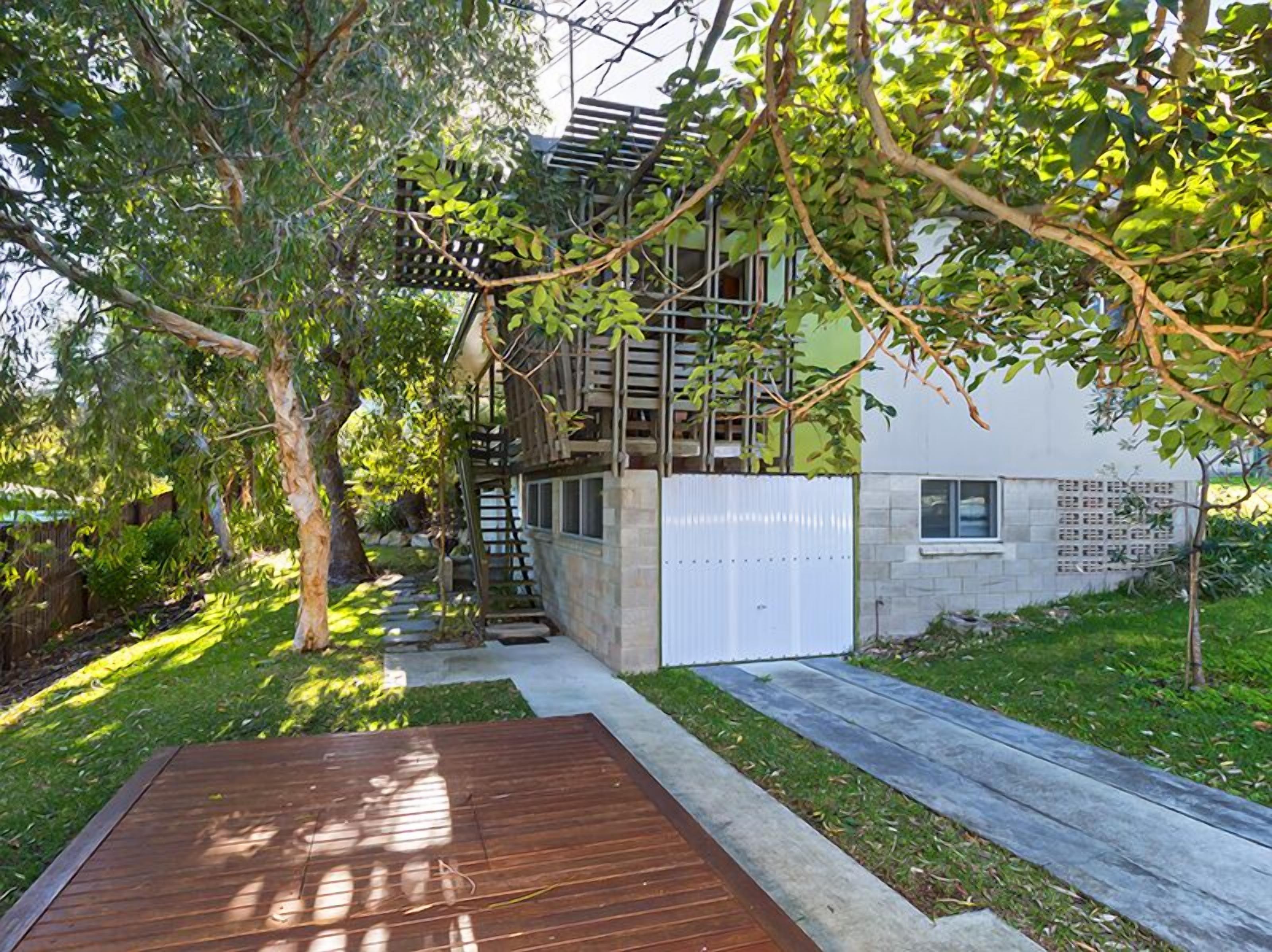 3 bedroom holiday house walking distance to beaches, shops and hotel.