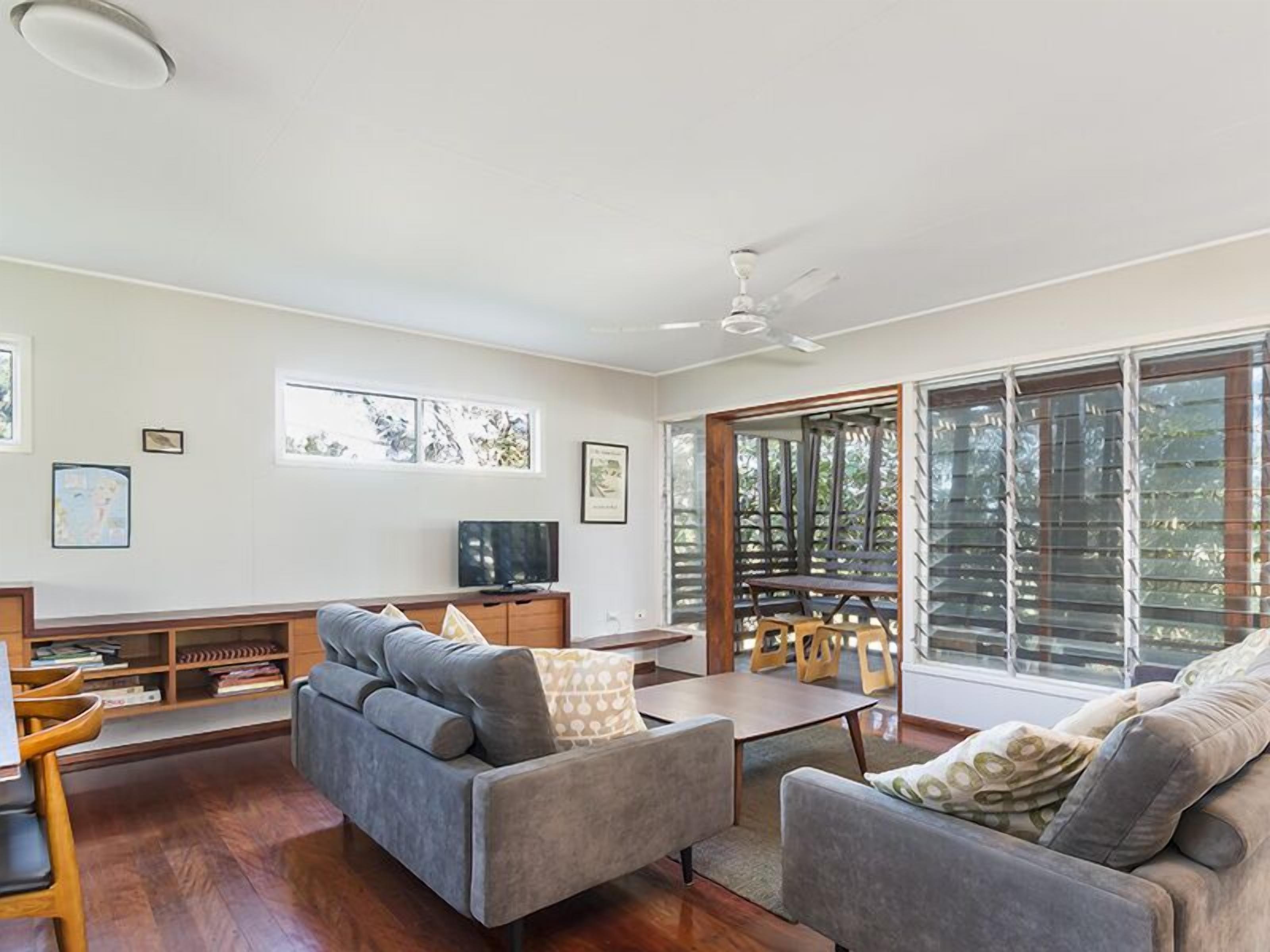 3 bedroom holiday house walking distance to beaches, shops and hotel.