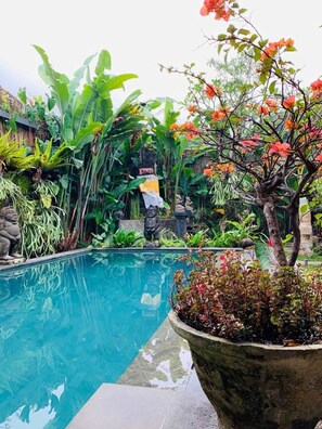 Una piscina al aire libre
