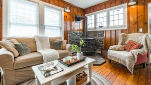 تلفزيون، مدفأة، مشغل دي في دي، كُتُب