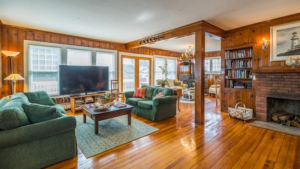 TV, fireplace, DVD player, books