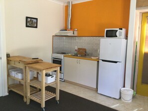 Een koelkast, een microgolfoven, een oven, een kookplaat