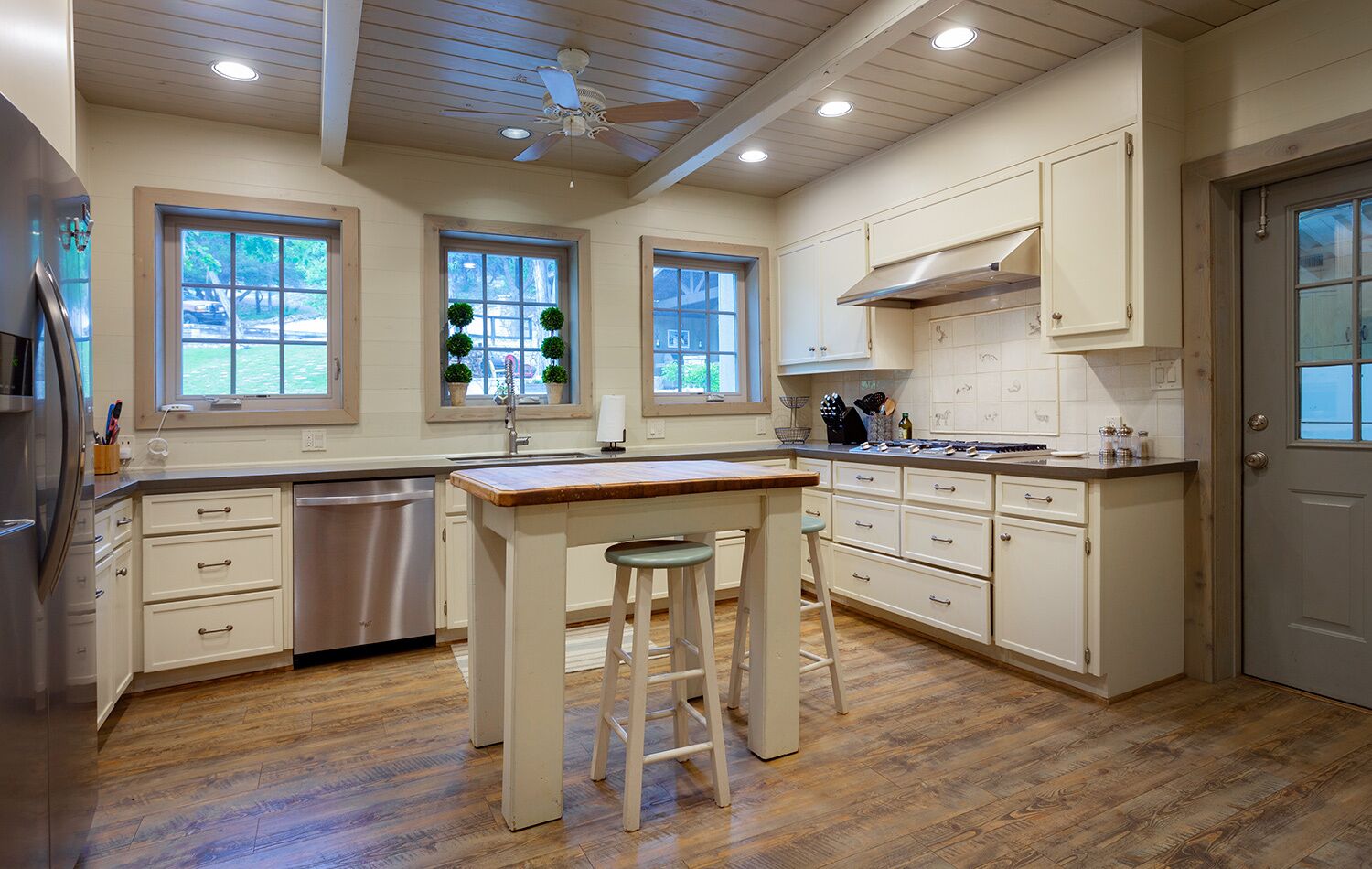 Private Riverfront on Guadalupe! Executive/Corporate/Family Compound 9+ bedrooms