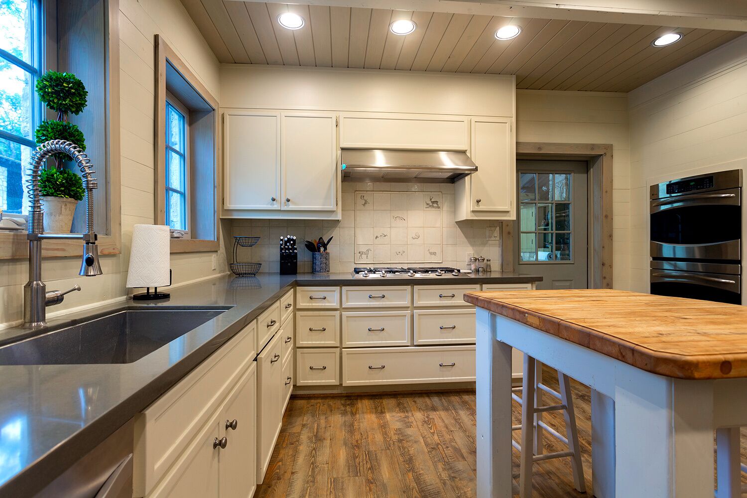 Private Riverfront on Guadalupe! Executive/Corporate/Family Compound 9+ bedrooms