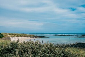 The iconic Pea Soup beach is a 5 minute walk: a popular choice for families with young children  