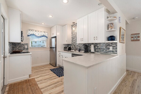 Refrigerador con congelador, microondas, horno y parrilla de estufa 