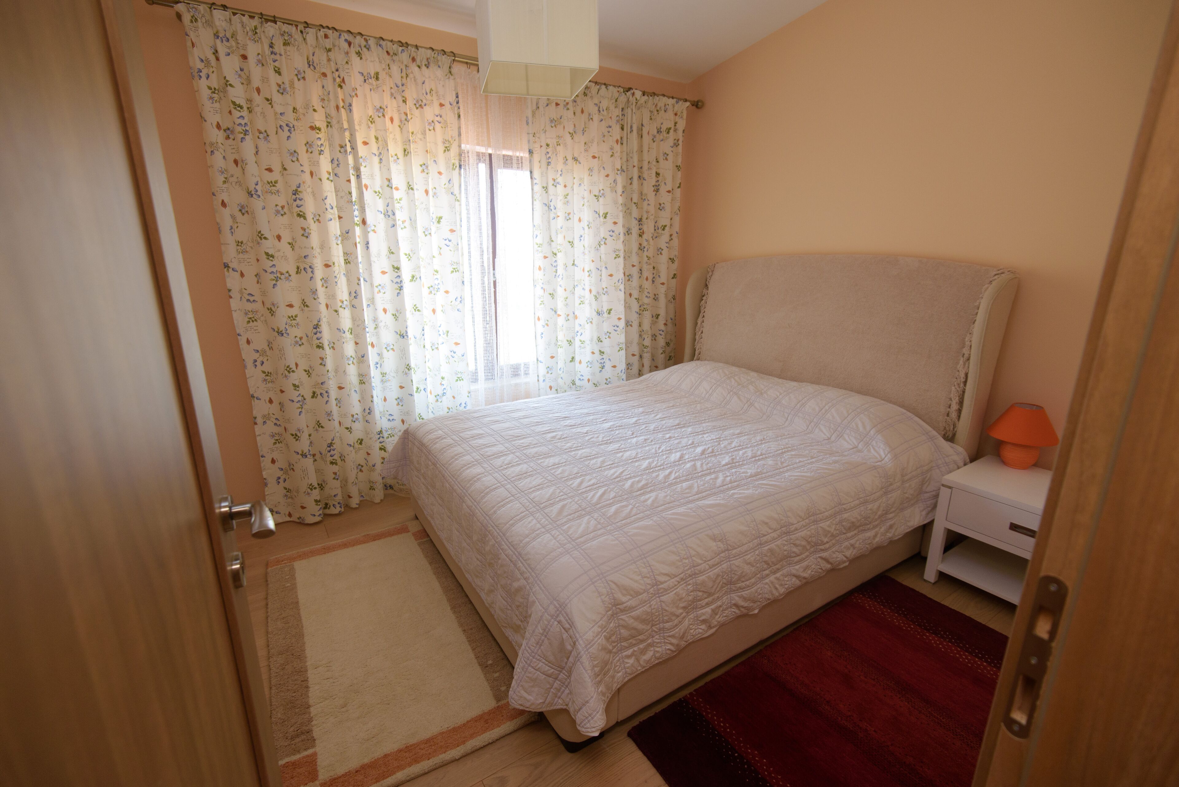 3 chambres, bureau, chambres insonorisées, fer et planche à repasser