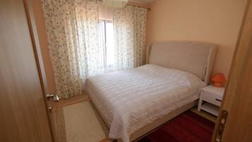 3 chambres, bureau, chambres insonorisées, fer et planche à repasser