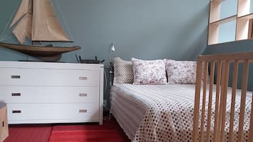 3 bedrooms, desk, soundproofing, iron/ironing board