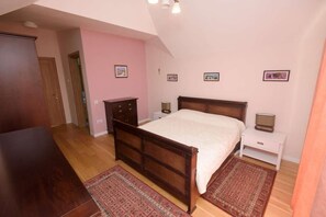 3 bedrooms, desk, soundproofing, iron/ironing board