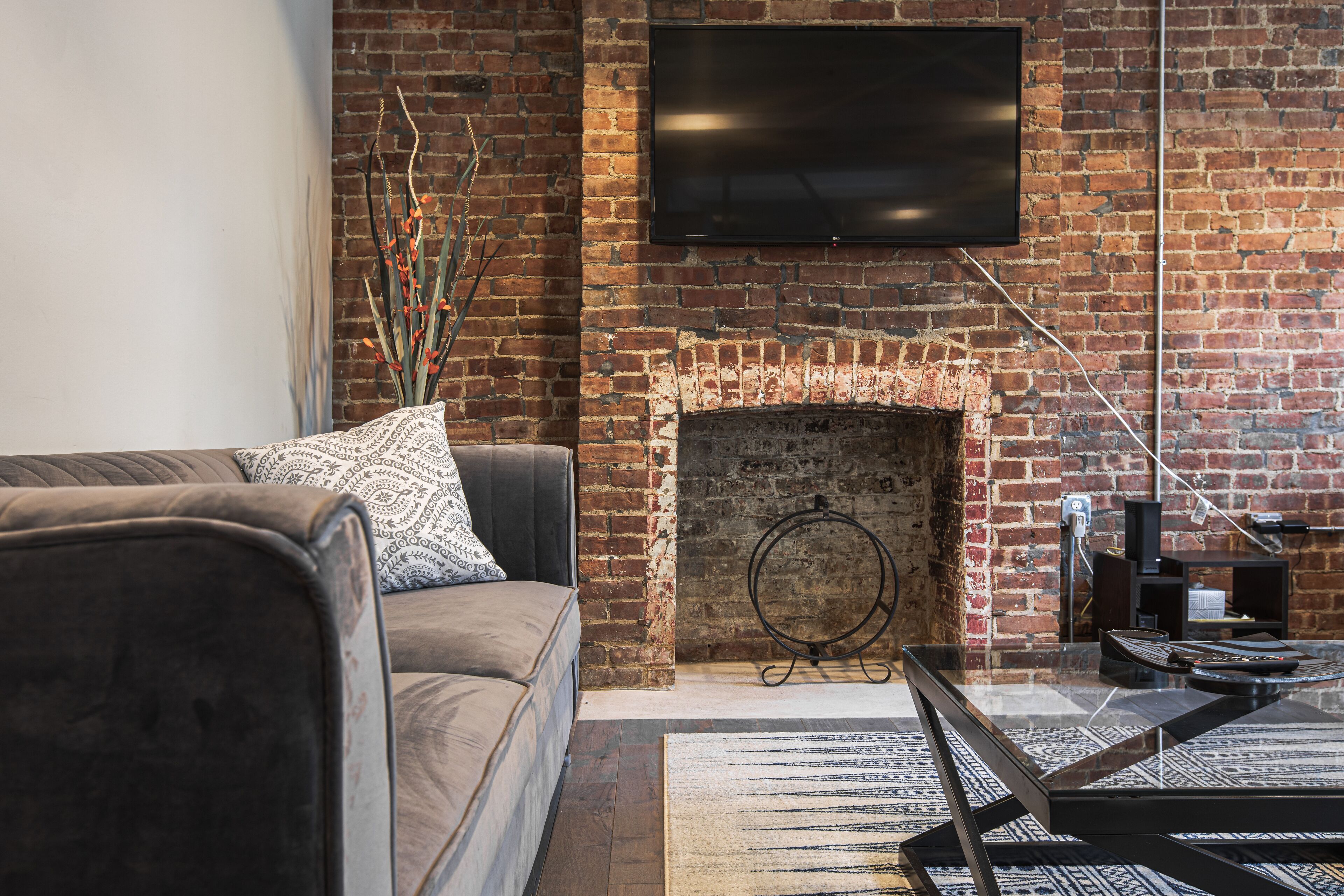 Historic Kingston 1800s Waterfront Townhouse - / Backyard / BKLYN Loft / Modern 