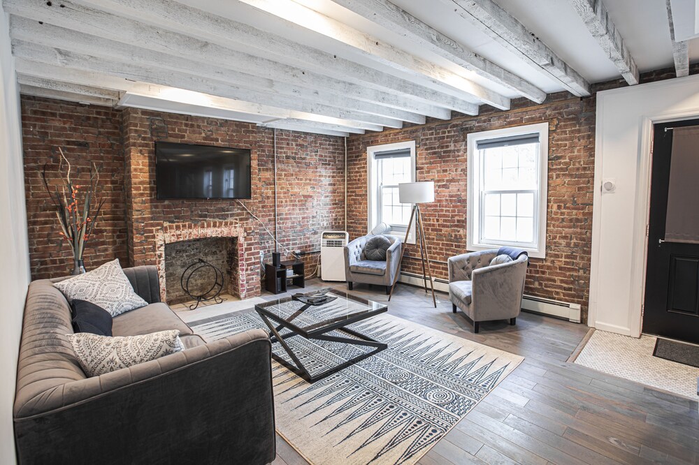 Historic Kingston 1800s Waterfront Townhouse - / Backyard / BKLYN Loft / Modern