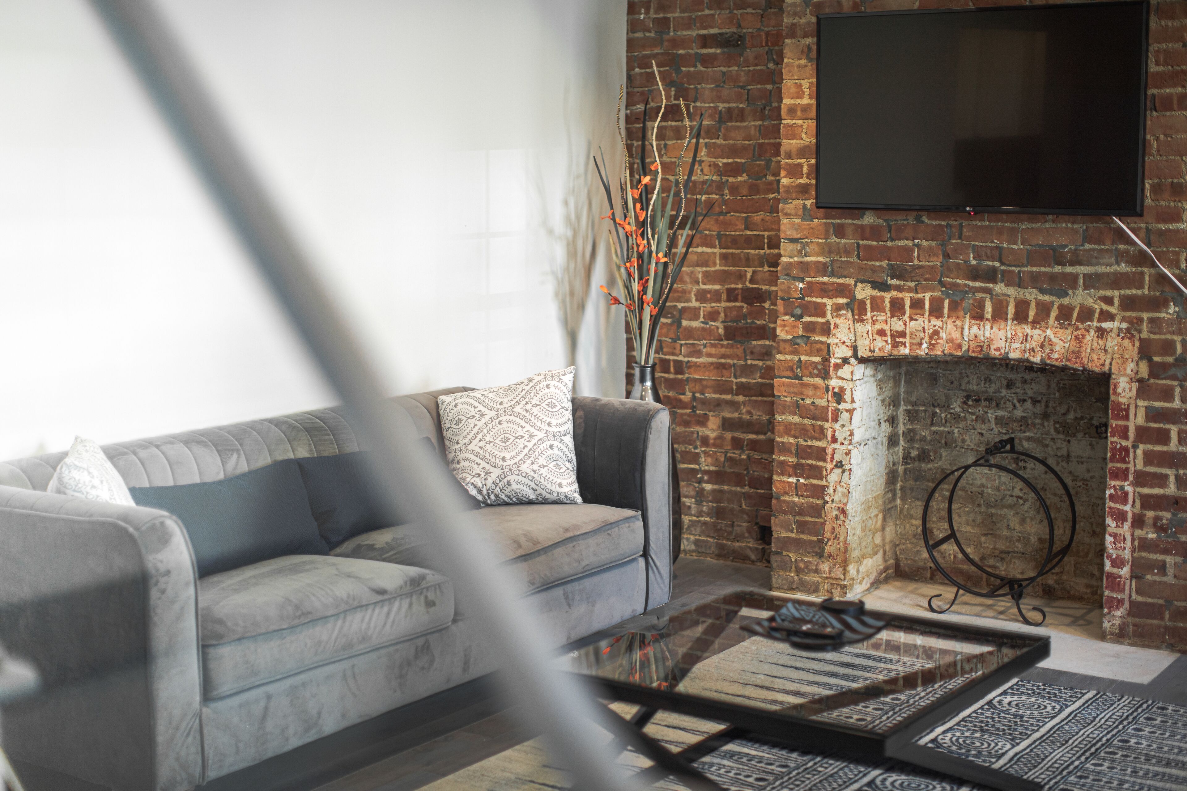 Historic Kingston 1800s Waterfront Townhouse - / Backyard / BKLYN Loft / Modern 