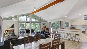 Una televisión, un reproductor de DVD