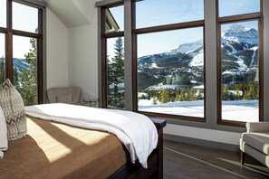 Une chambre dotée d’une grande fenêtre donnant sur les montagnes.