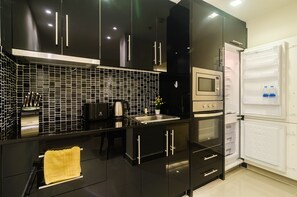 Fridge, microwave, oven, electric kettle - Sea View Studio 804 B (Muang Pattaya)