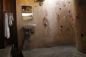 Ducha, toallas, jabón y champú