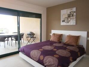 2 Schlafzimmer, Betten mit Memory-Foam-Matratzen, Schreibtisch