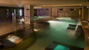Un espace bien-être comprenant un jacuzzi, un hammam et un sauna.