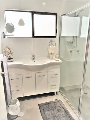 Douche, sĂšche-cheveux, serviettes fournies, savon