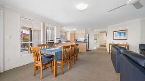 Een modern appartement met een eethoek, keuken en woonkamer.