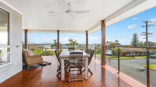 Topviews - 3 bedroom holiday home with sea views