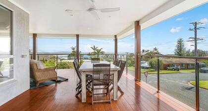 Topviews - 3 bedroom holiday home with sea views