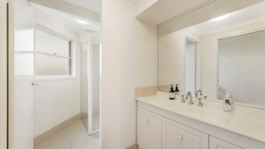 Shower - Topviews - 3 bedroom holiday home with sea views (BONNY HILLS)