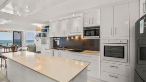 Kjøleskap, ovn, oppvaskmaskin og brødrister