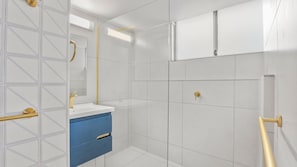 Combined shower/tub, hair dryer, towels