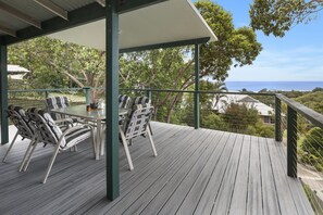 Outdoor dining - Pet friendly property with water views (Point Lookout)