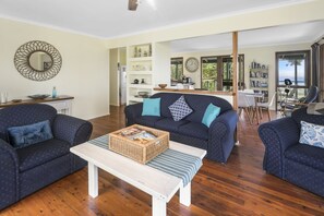 TV - Pet friendly property with water views (Point Lookout)