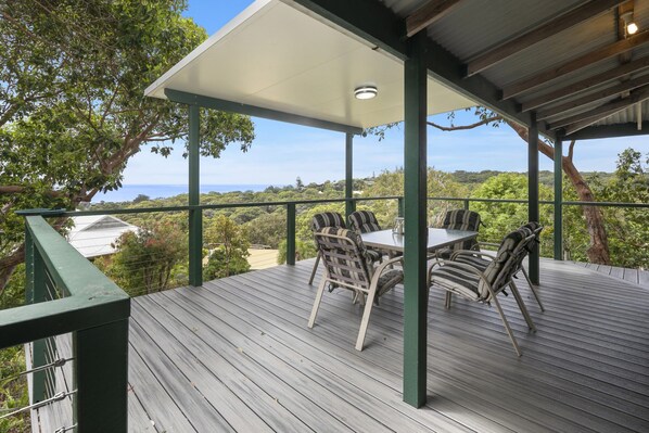 Outdoor dining - Pet friendly property with water views (Point Lookout)